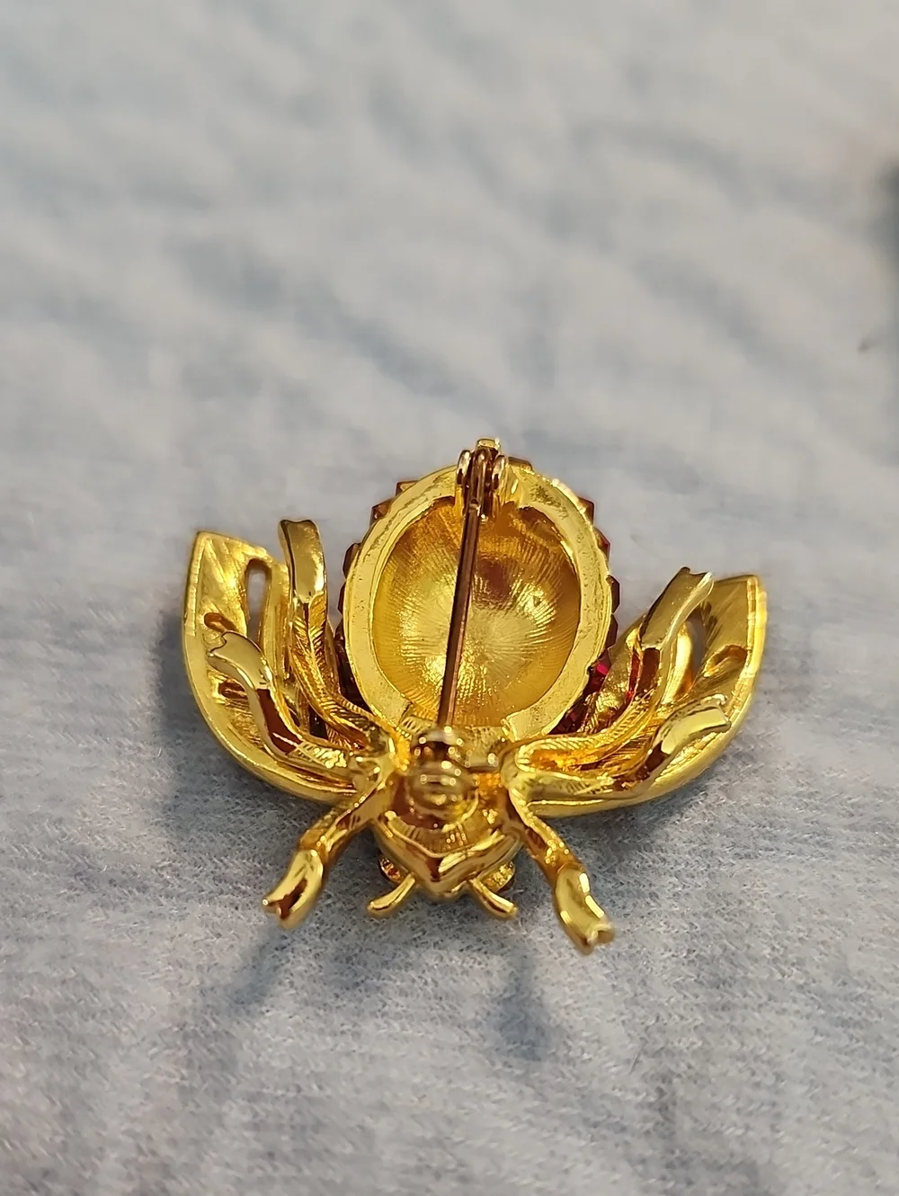 Finely Crafted Vintage Red & White Crystal Rhinestone Bee Pin On Goldtone Metal